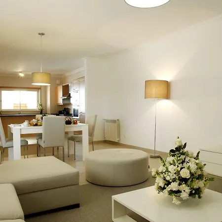 The Village - D'el Rey Golf & אובידוס